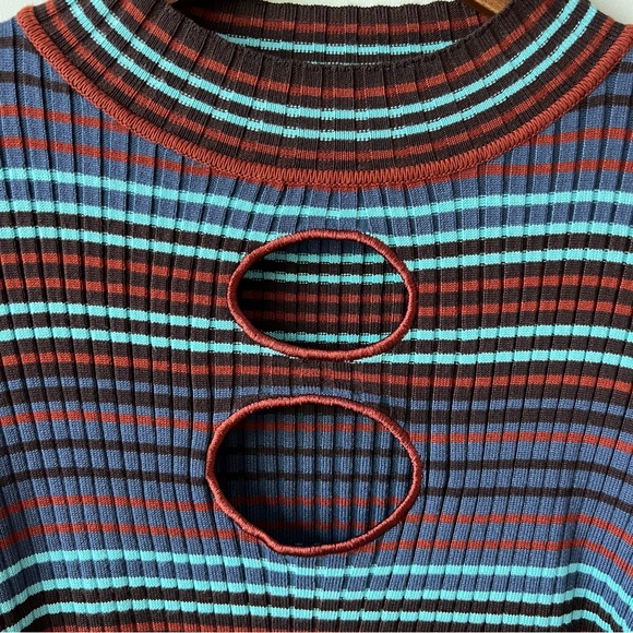 Madden NYC Cutout Top - Picture 3 of 5